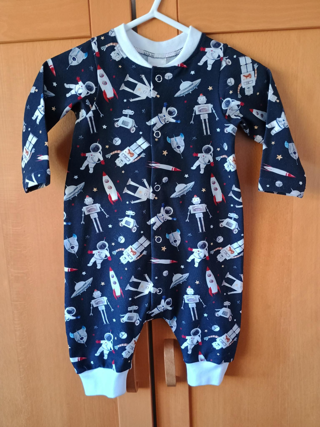 Babygrow - 3-6 mth (6-7 kg).   Space robots