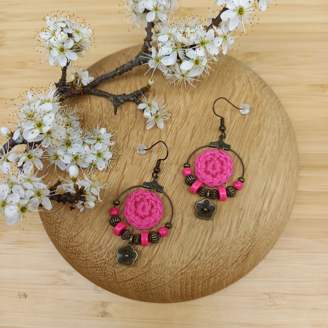 Boucles d&#039;oreille fuchsia et bronze, créoles fleur de cerisier
