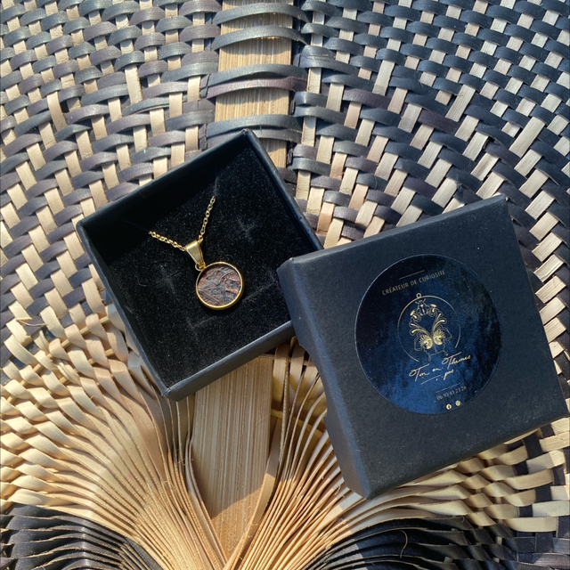 Collier en bois de coco, fesses