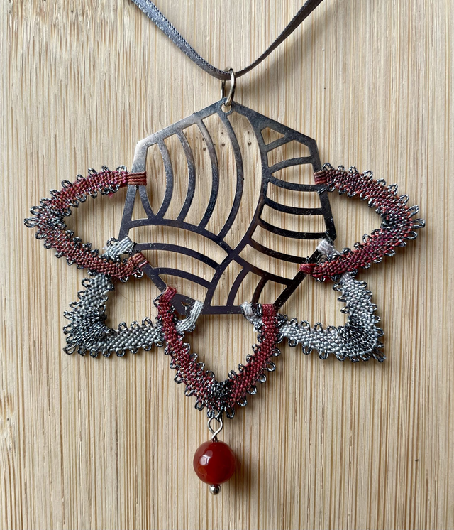 Pendentif « inca » bordeaux / argenté  (1)