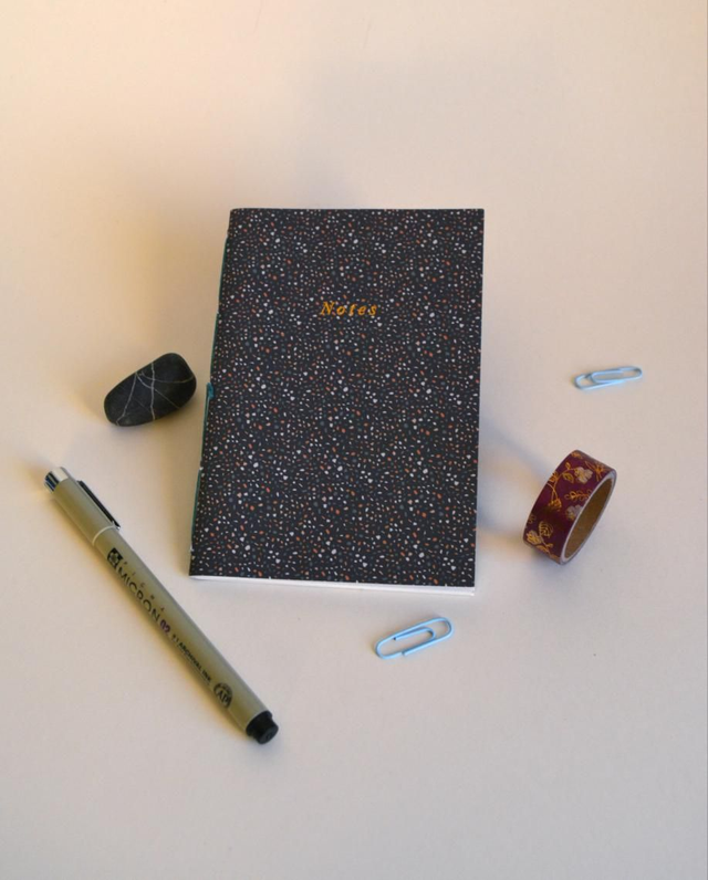 Petit cahier noir à motifs
