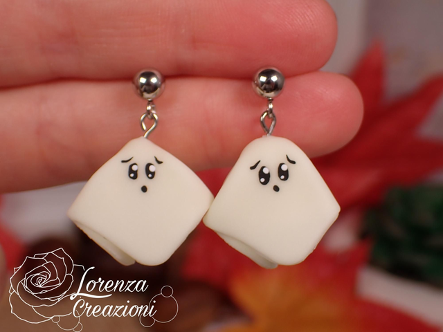 Orecchini pendenti artigianali fantasmini che si illuminano al buio, fluorescenti, modellati e dipinti a mano in argilla polimerica