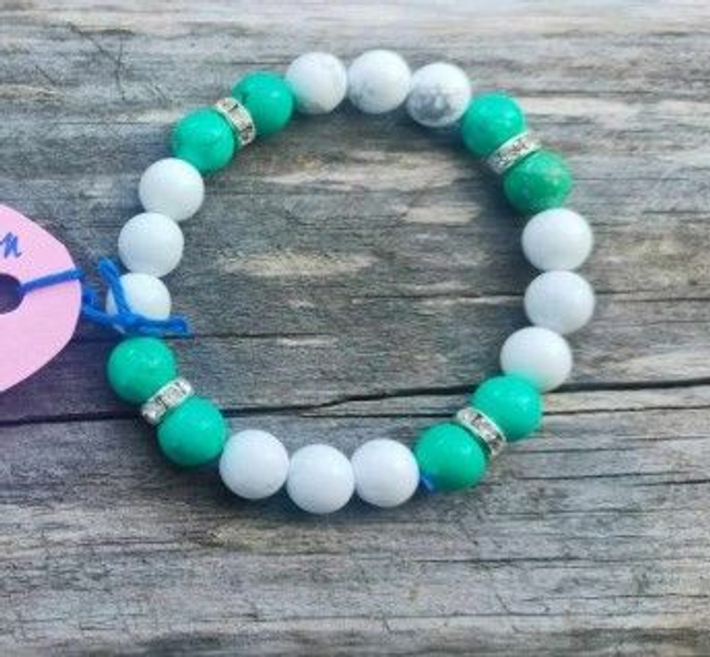 Turkoosi ja Valkoinen howliitti rannekoru