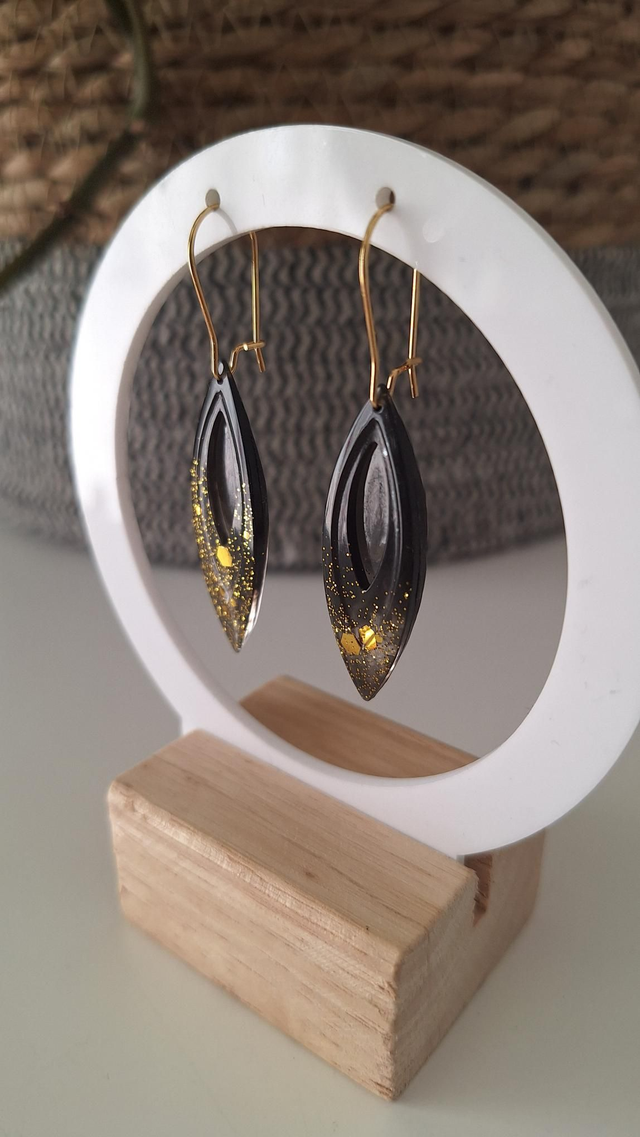 Boucles d'oreilles gouttes noires et paillettes dorées 