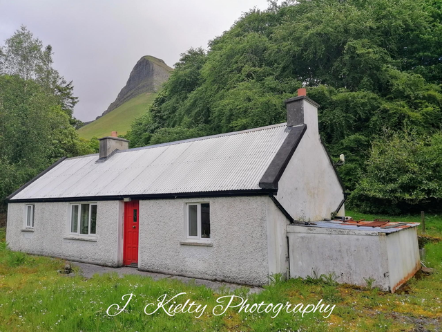 Irish Cottage beneath Benbulben, County Sligo. 
