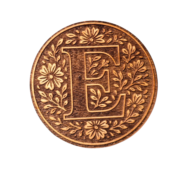Sous-verre lettre “E” en bois – Gravure florale artisanale (Déstockage)