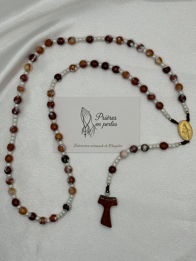 Chapelet artisanal tons chaleureux et blancs – Croix de Tau et Médaille Miraculeuse