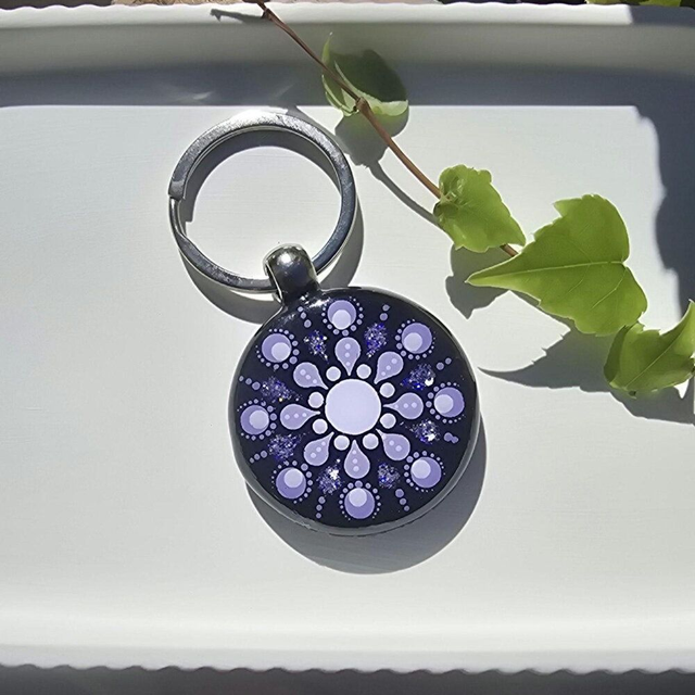 Porte-clés rond mandala peint recto verso violet pailleté