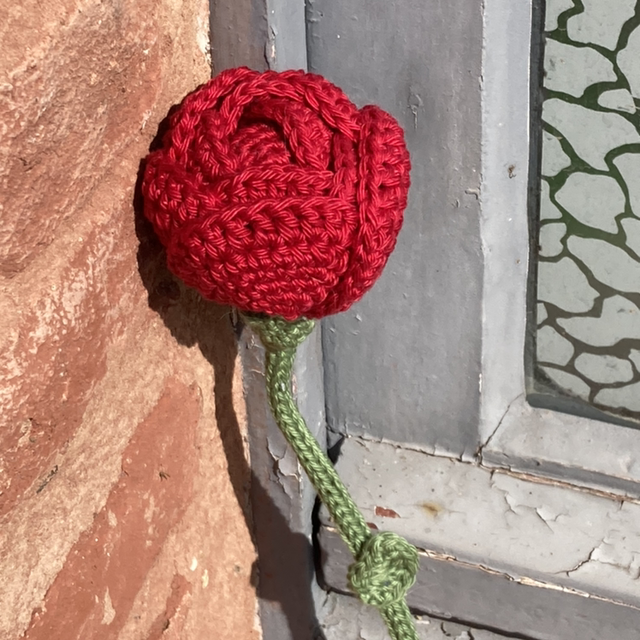 Rose rouge en crochet 