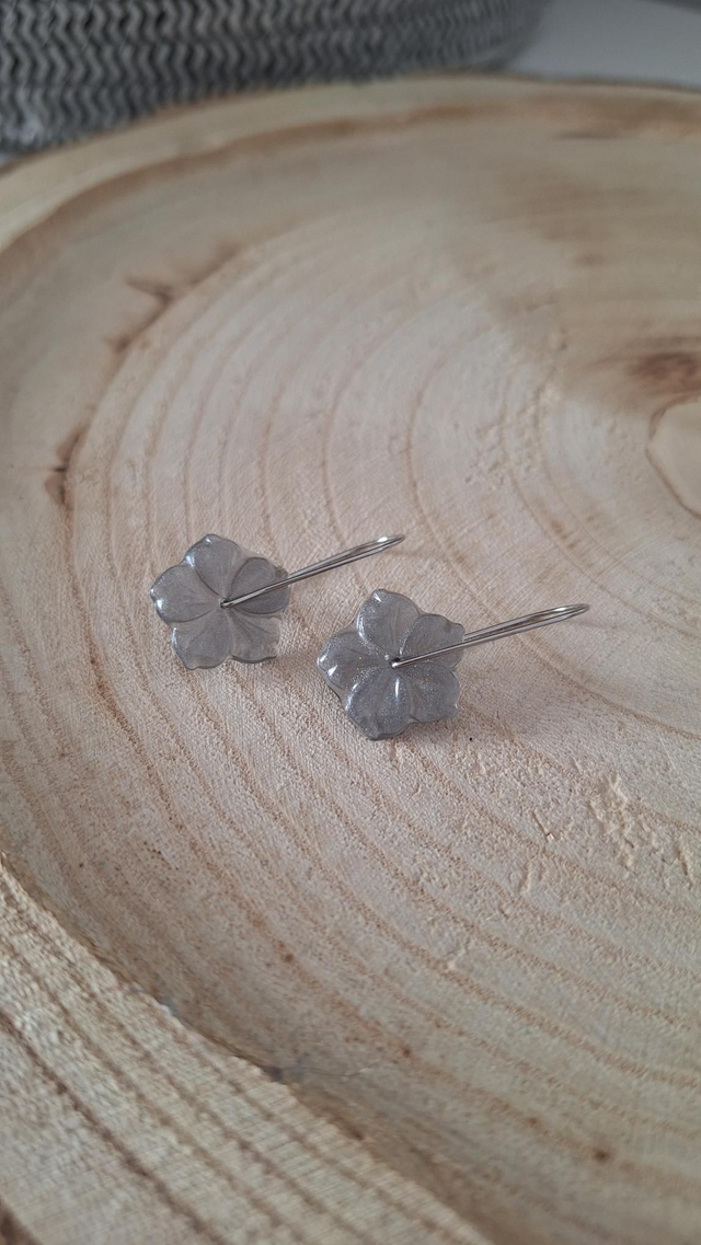 Boucles d&#039;oreilles fleurs hibiscus grises