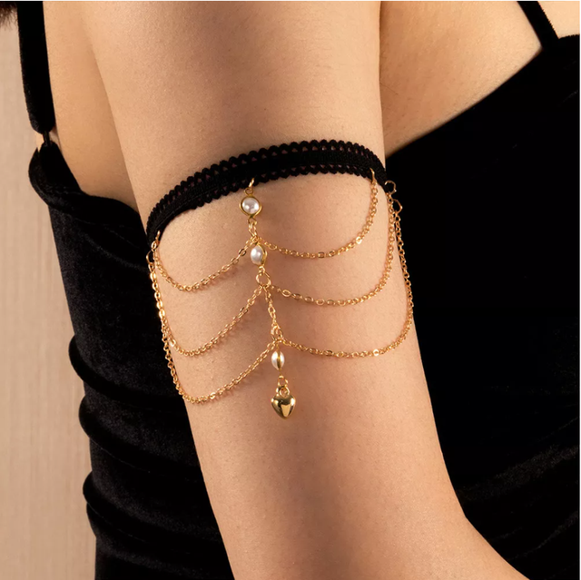 Bracelet de bras dentelle noire, perles et chaines dorées