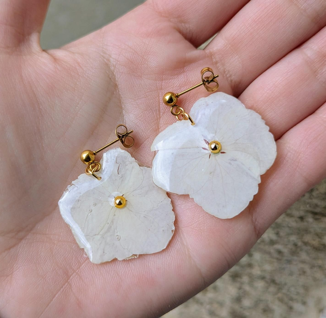 Pendientes de hortensias blancas