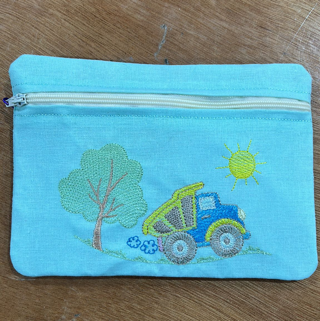 8013 Embroidered zip bag medium