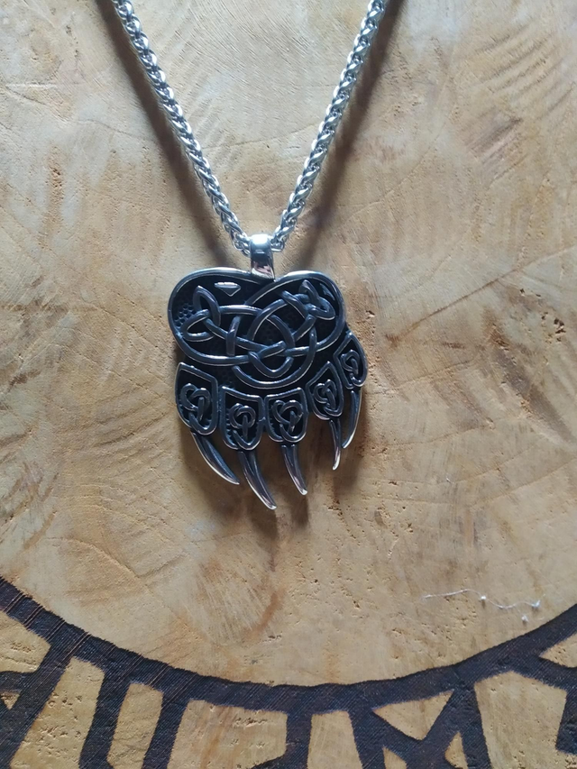 Collier patte d&#039;ours nordique 