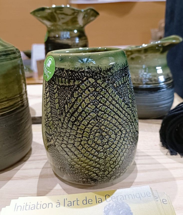Vase en grès vert avec empreinte de dentelle