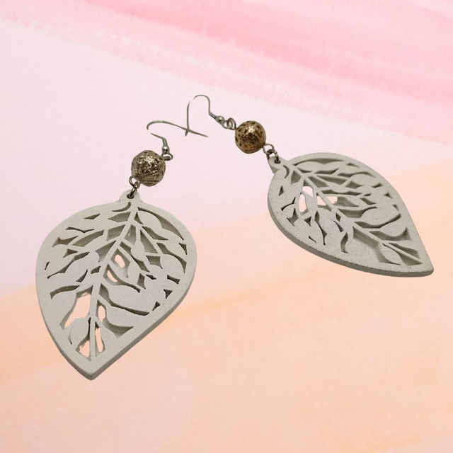 C Boucles d'oreille Feuille Blanches