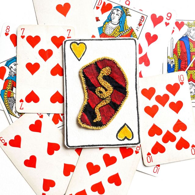 Serpent brodé appliqué sur carte as de cœur peinte