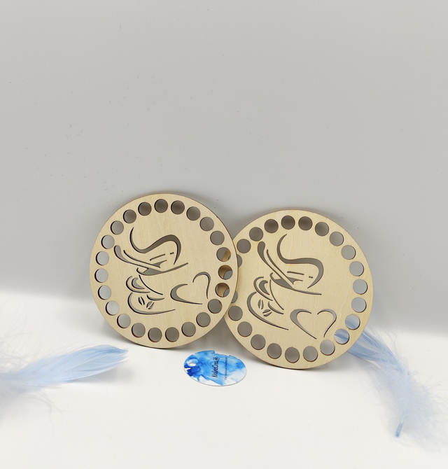 Lot de deux base en bois ronde sculpté café et coeur