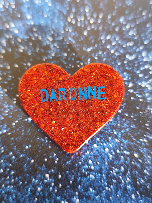 Broche cœur à paillettes - message : DARONNE