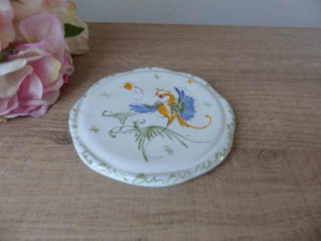 Dessous de Plat en Faïence de Moustiers Signé J.Mathieu – Motif Héron Peint à la Main, Élégance Artisanale Française Vintage