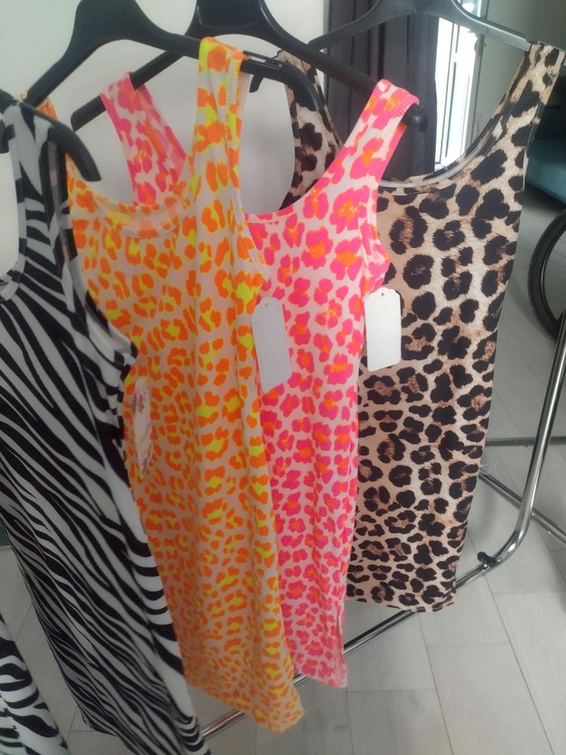 Robe dessus le genoux 👗 taille unique ouvert sur le côté 