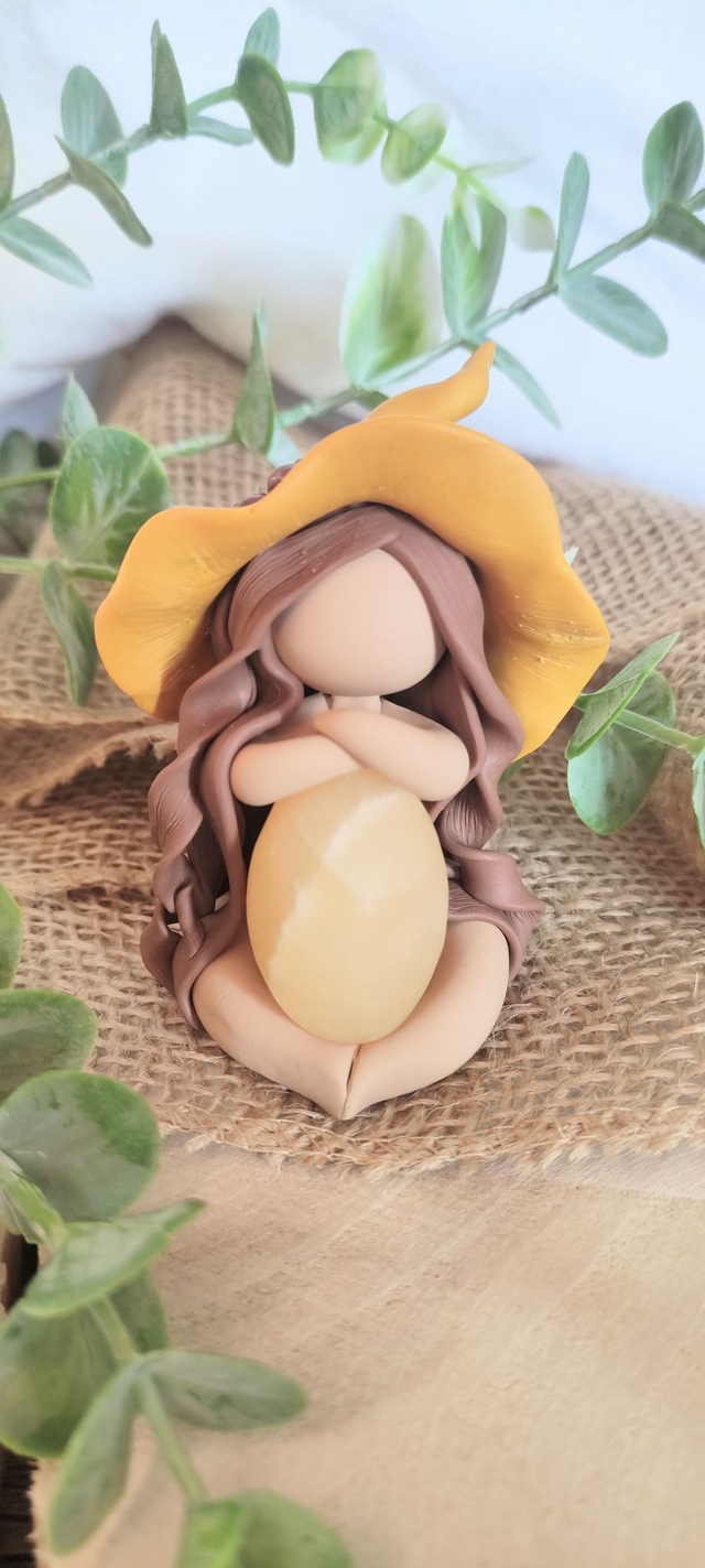 🍄 Gardienne des Forêts Solaires – Calcite Jaune &amp; Chapeau de Sorcière aux Champignons Dorés 🌞