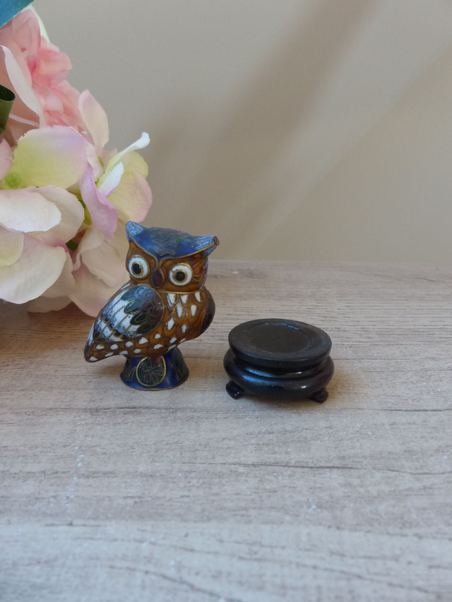 Figurine Miniature Hibou Bleu et Marron en Laiton Cloisonné Peint à la Main avec Socle Vintage