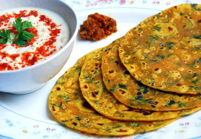 Methi Thepla (1 Pc) – Gujarati Fenugreek Flatbread