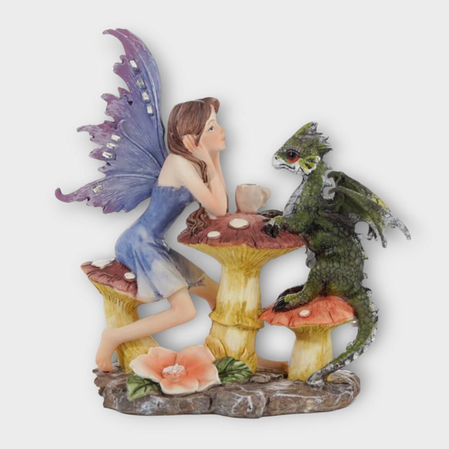 une fée bleue discutant avec un dragon vert