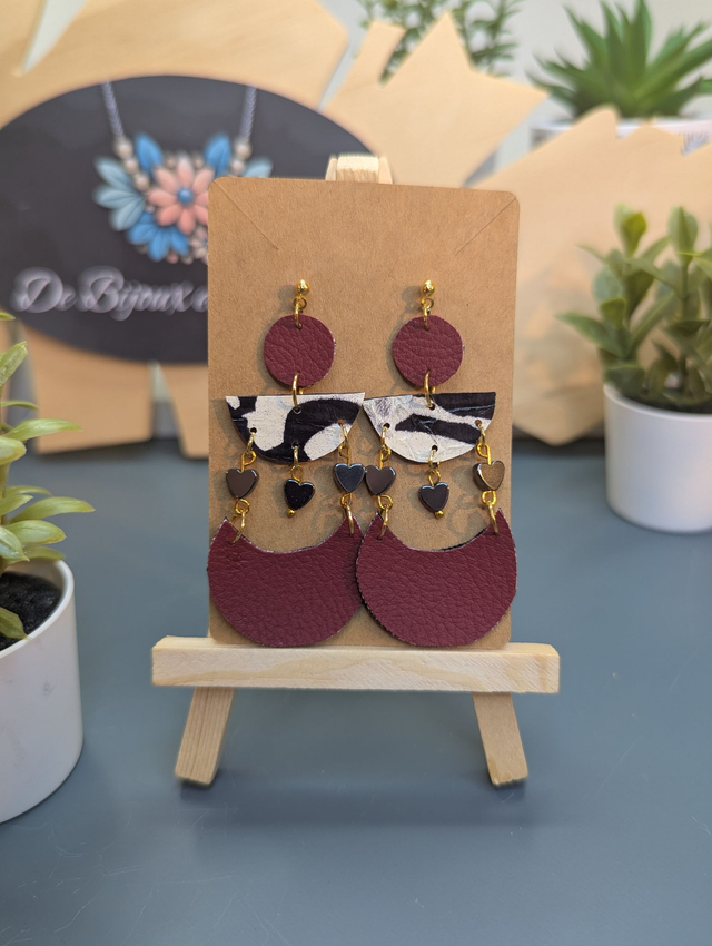 Boucles d'oreilles en cuir, similicuir rouge, tissus enduit et cœur en hématite noire.