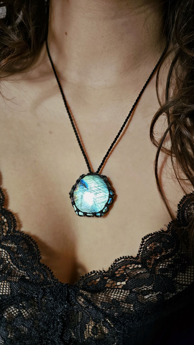 Collier pierre naturelle labradorite hexagonale bleue macramé réglable