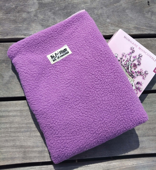 Housse de livre artisanale en tissu boucle mauve et coton fleuri