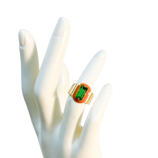 Anello tondo con smalto arancione e pietra rettangolare verde