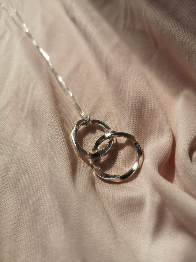 Twisted Band Necklace 