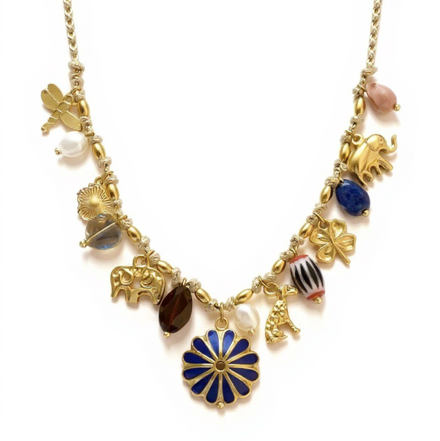 Gargantilla de cuerda de seda y charms