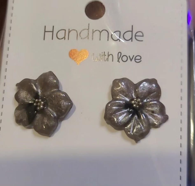 Boucles-d'oreilles fleurs  grise/noire billes argentées