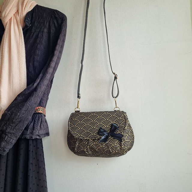 Sac forme pochette "Nami" noir doré