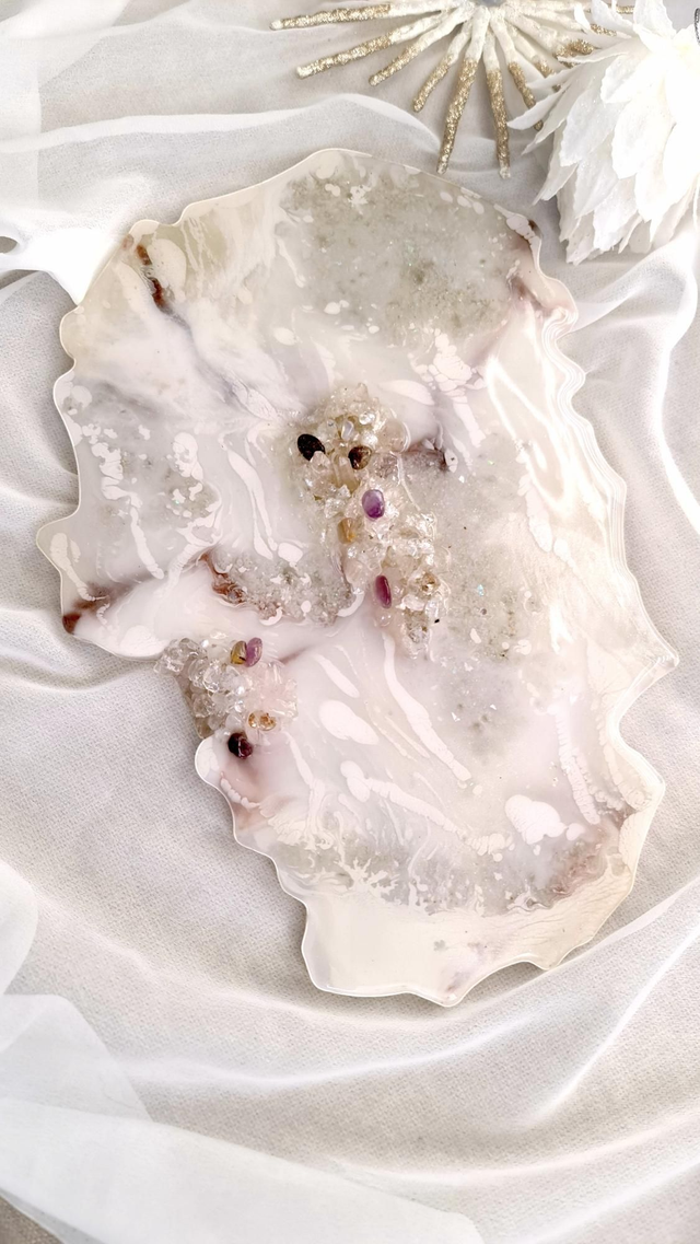 Irregular tray with minerals