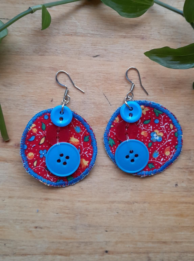 A- Boucles d'oreilles rondes boutons rouges/bleus