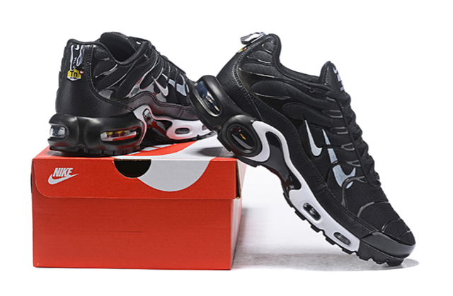 Nike Air Max Plus TN Triple, black