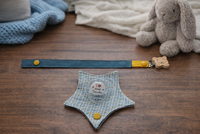 Attache tétine avec pochette de rangement  