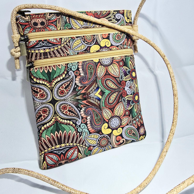 Sac à bandoulière 3 poches zip en liège inprimé (devant) et naturel (arrière)