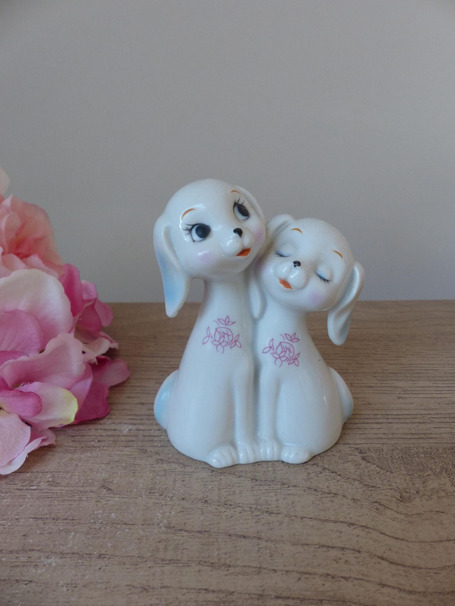 Petit vase couple de chiens amoureux blancs et bleus en céramique, Vase pour petit bouquet de fleurs avec Chiots Kitsch vintage Corée 1980
