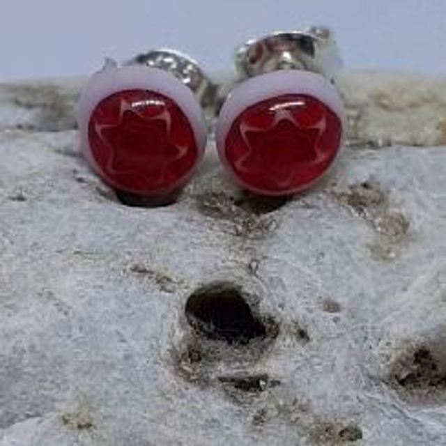 Red star studs