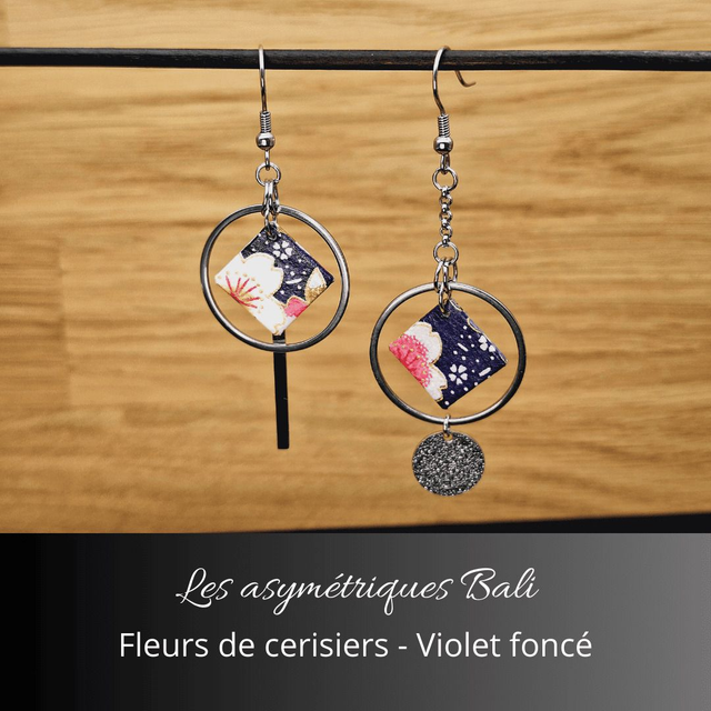Boucles d'oreilles asymétriques Bali - Violet foncé, fleurs de cerisiers