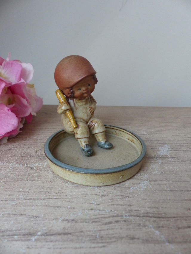 Figurine petit garçon joueur de Baseball avec une batte, Vide poche japonais avec personnage, petit plat en céramique fabriqué au Japon