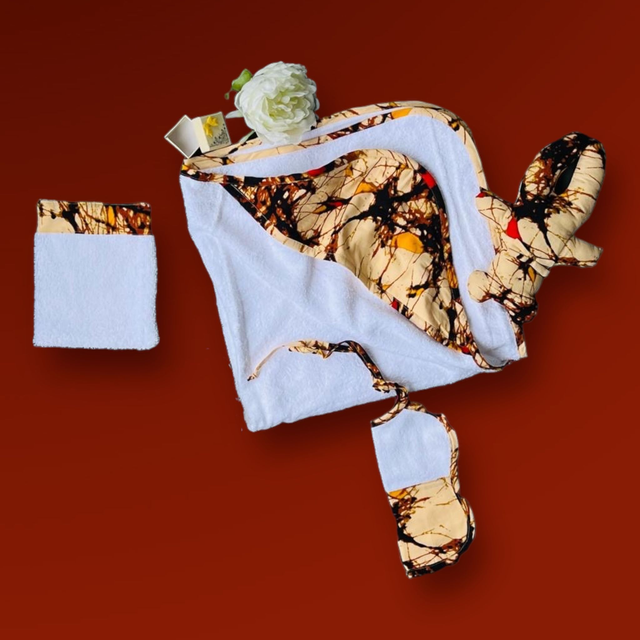 Serviette de bain, gant de toilette, bavoir et doudou pour bébé