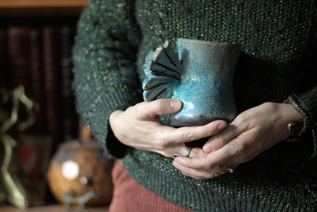 Mug corset ailé turquoise, grès cuisson raku