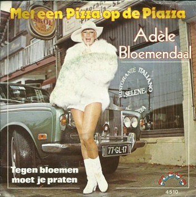 Adèle Bloemendaal - Met Een Pizza Op De Piazza