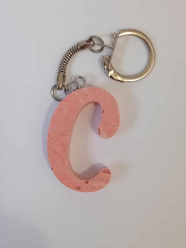 Porte clef lettre C en jesmonite 